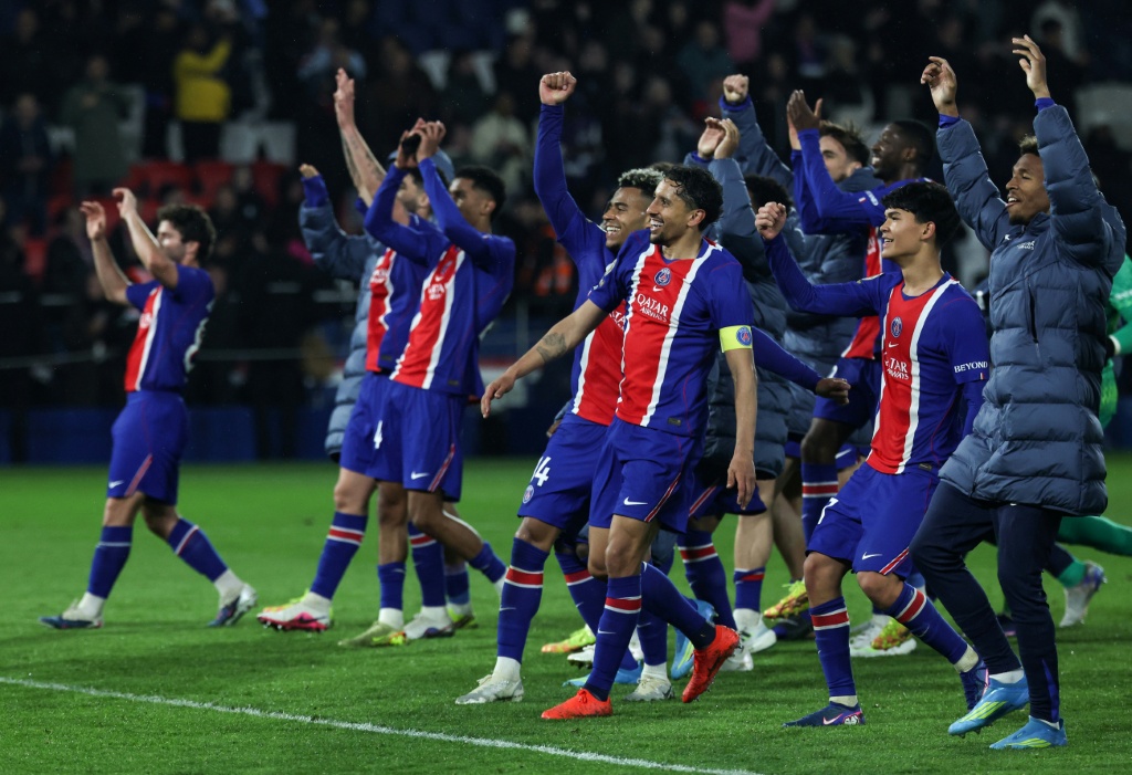 لاعبو باريس سان جرمان يحتفلون بعد الفوز على بريست (1-0) في الدوري الفرنسي على ملعب بارك دي برانس في باريس في 10 أيار/مايو 2026 ( ا ف ب)