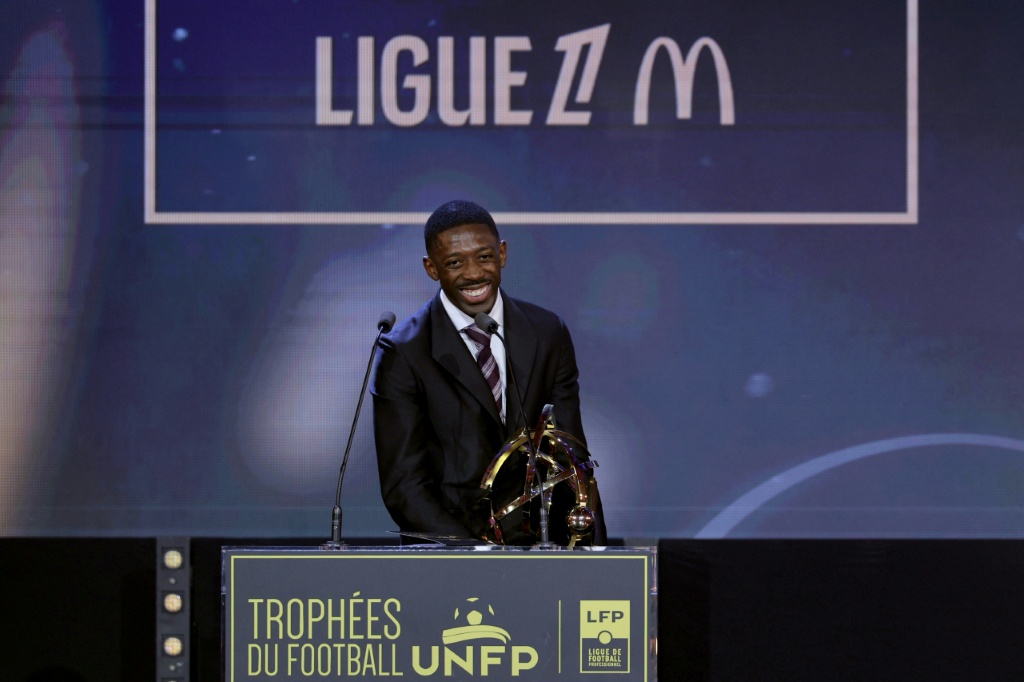 عثمان ديمبيليه يتسلم جائزة أفضل لاعب في الموسم في الدوري الفرنسي، في 11 أيار/مايو 2026 خلال حفل في باريس (ا ف ب)