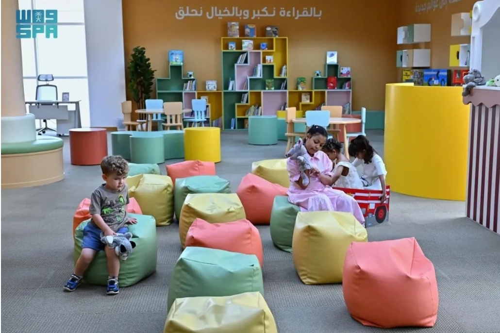 جانب من أكبر مكتبة متخصصة للطفل افتتحتها مكتبة الملك عبدالعزيز العامة (الصورة من واس)