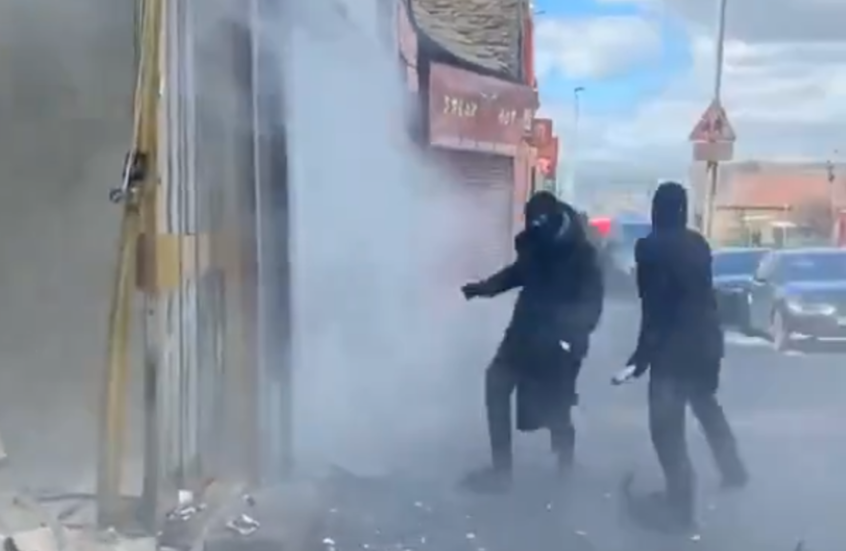 عملية سطو مرعبة تهز مدينة برادفورد البريطانية.. وملثمون يفرون بالمضارب (روسيا اليوم)