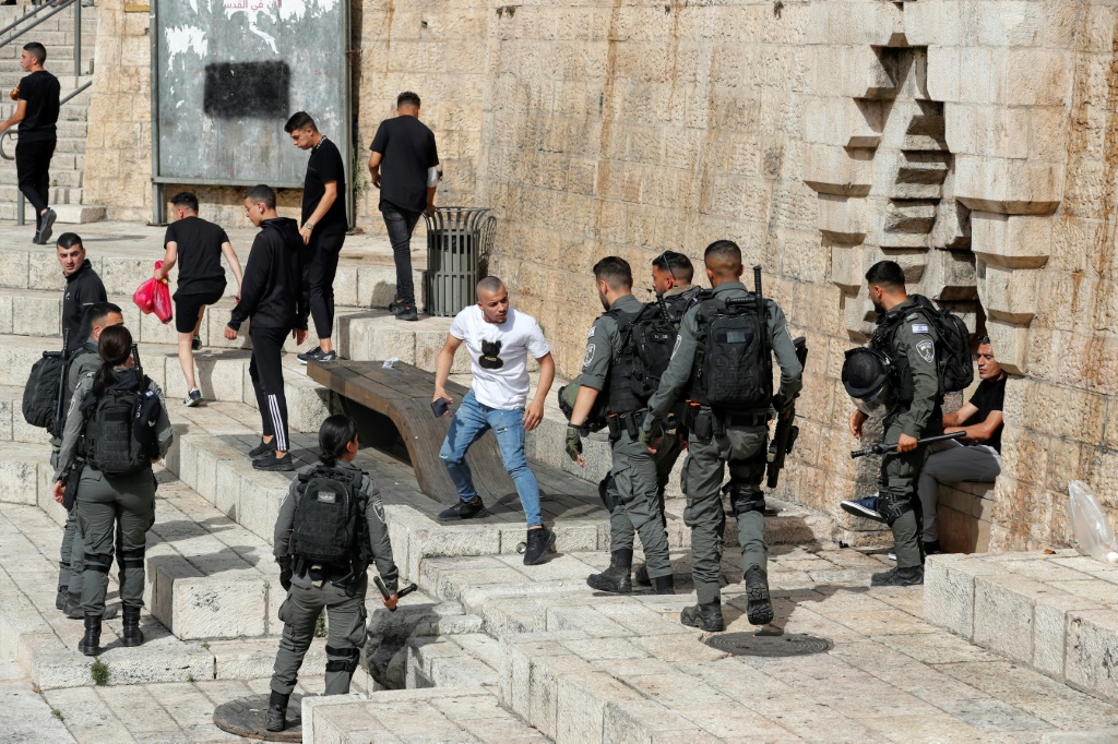 اعتقلت قوات الاحتلال الاسرائيلي فلسطينيا وطفله، وفلسطينيين آخرين من بلدة تفوح غرب الخليل (ا ف ب).