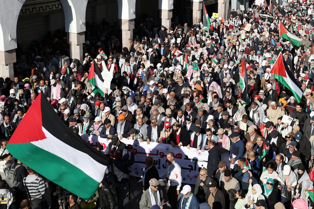 تلتقي مواد نشرتها وسائل إعلام بريطانية عند خط واحد من خطوط المواجهة: فالهوية الفلسطينية ليست ميراثا ثقافيا يستدعى عند الحاجة، بل ميدان صراع مفتوح؛ على الوثيقة التي تحفظ الأصل، وعلى اللغة التي تصر على تسمية الاحتلال باسمه ( ا ف ب).