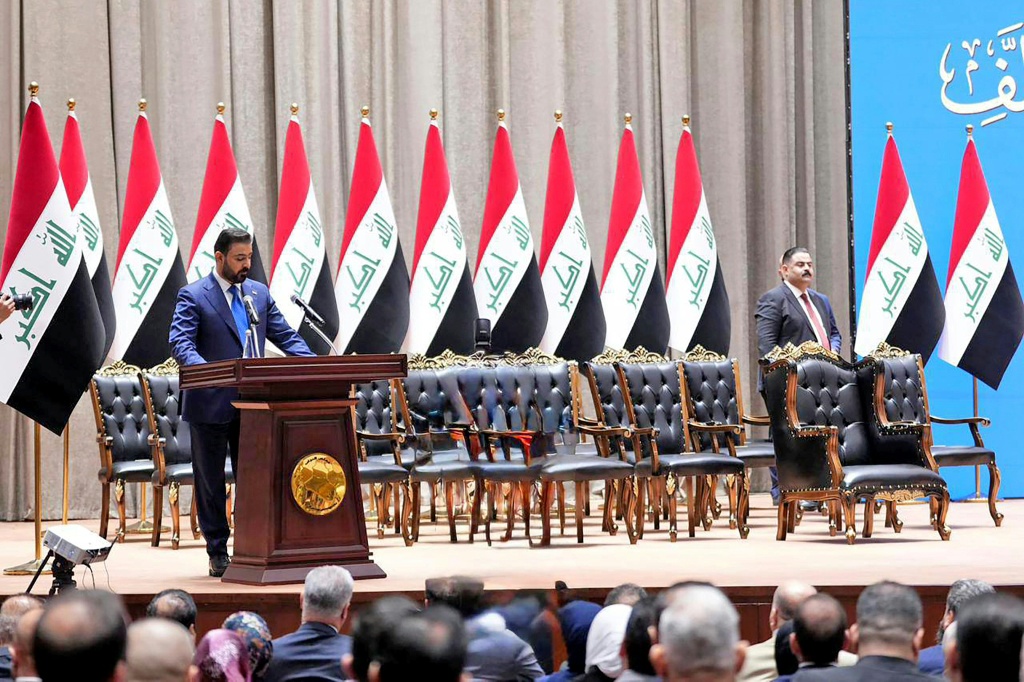 رئيس الوزراء العراقي المكلف علي الزيدي يتحدث أمام البرلمان في 14 أيار/مايو 2026 (ا ف ب)