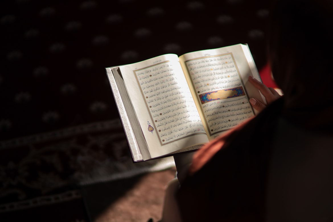 هل تجب قراءة سورة الكهف قبل طلوع فجر الجمعة ؟ (أونسبلاش)