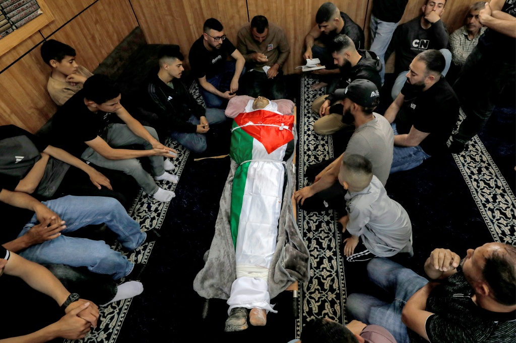 جثمان الفلسطيني نور الدين فياض مسجى في المسجد قبل تشييعه في مدينة جنين بالضفة الغربية المحتلة في 16 أيار/مايو 2026 ( ا ف ب)