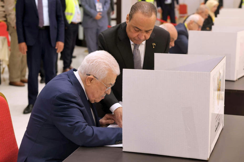 الرئيس الفلسطيني محمود عباس في انتخابات قيادة حركة فتح في السادس عشر من أيار/مايو 2026 في رام الله في الضفة الغربية المحتلة (ا ف ب)