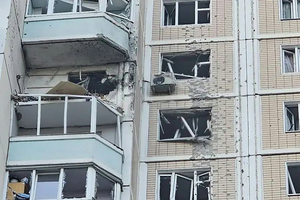 صورة نشرها حاكم منطقة موسكو أندريه فوروبيوف في 17 أيار//مايو 2026 تُظهر مبنى متضررا في منطقة موسكو (ا ف ب)