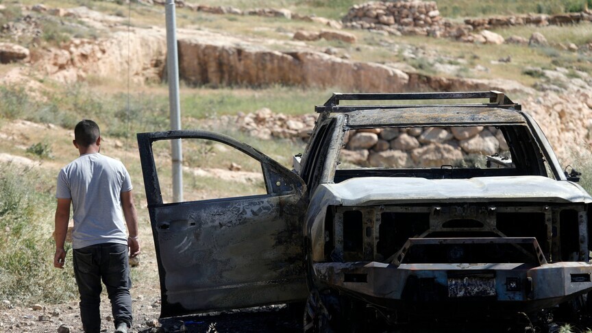 قال المزارع الفلسطيني جمال غنيمات، إن مستوطنين هاجموا محيط منزله فجر اليوم، وأشعلوا النار في مركبته وجراره الزراعي قبل أن ينسحبوا من المكان (الاناضول)