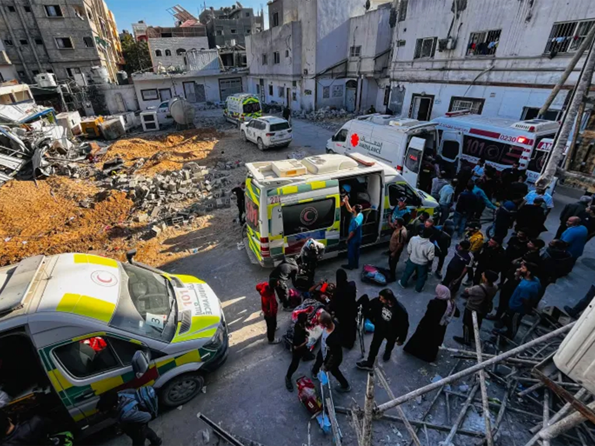 أفادت مصادر طبية باستشهاد ثلاثة فلسطينيين وإصابة آخرين بجروح بعضها خطير، إثر قصف طيران الاحتلال محيط مستشفى شهداء الأقصى في " دير البلح" (قنا)