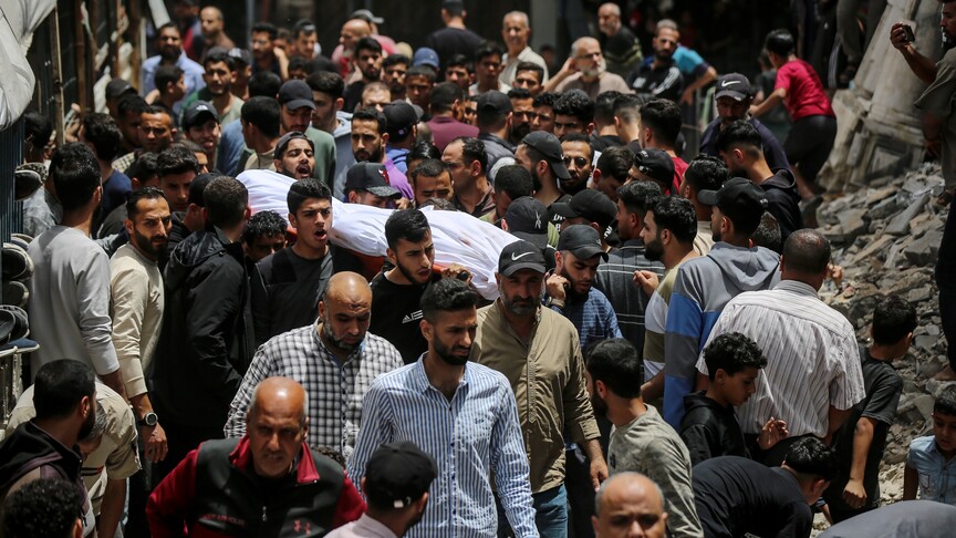 لم تذكر وزارة&nbsp; الصحة بقطاع غزة ملابسات سقوط القتلى والجرحى، فيما يواصل جيش الاحتلال الإسرائيلي خروقاته لاتفاق وقف إطلاق النار الساري منذ 10 أكتوبر 2025 (الاناضول).