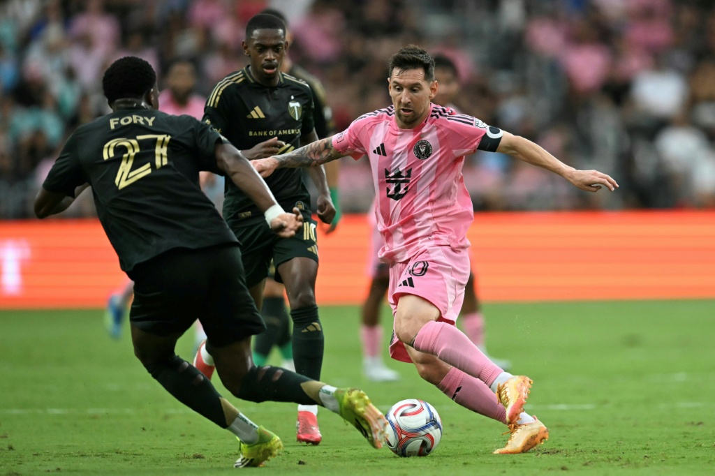 النجم الارجنتيني ليونيل ميسي (يمين) خلال مباراة إنتر ميامي مع بورتلاند تيمبر في الدوري الأميركي لكرة القدم. ميامي، فلوريدا، في 17 أيار/مايو 2026( ا ف ب)