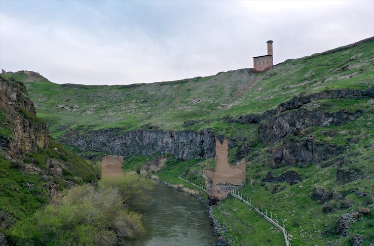 ترميم جسر (آني).. خطوة تركية - أرمينية تدعم تطبيع العلاقات (الأناضول)