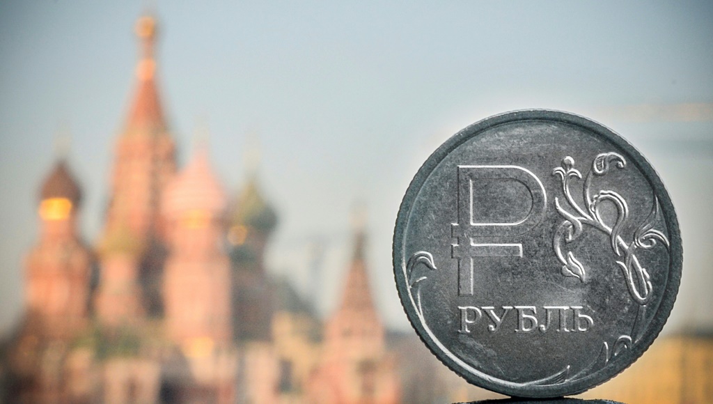 انخفض سعر صرف الروبل الروسي مقابل الدولار الأمريكي إلى أدنى مستوى له منذ فبراير/ شباط 2023. ويعزا هذا الاتجاه إلى ارتفاع أسعار الطاقة وسط التوترات بين الولايات المتحدة وإسرائيل من جهة، وإيران من جهة أخرى (ا ف ب)
