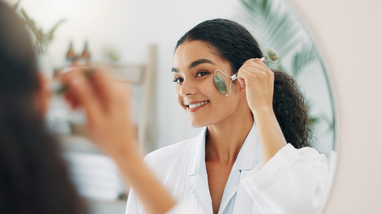 التصريف اللمفاوي للوجه في المنزل.. حقيقة تجميلية أم (ترند)؟ (زهرة الخليج)
