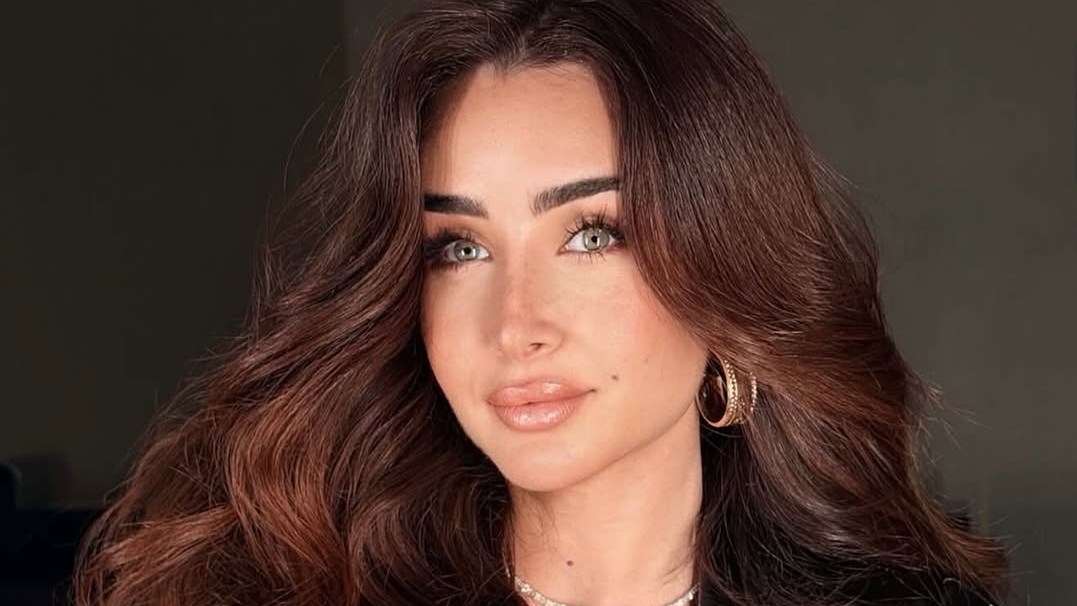 هنا الزاهد تتمرد على النمطية بنشاط فني مكثف.. وإطلالة ساحرة في (كان) (زهرة الخليج)