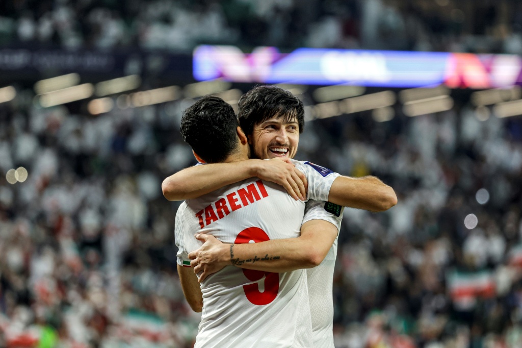 أزمون وطارمي (رقم 9) في مباراة إيران وقطر ضمن كأس آسيا في الدوحة في 23 كانون الثاني/يناير 2024 (ا ف ب)