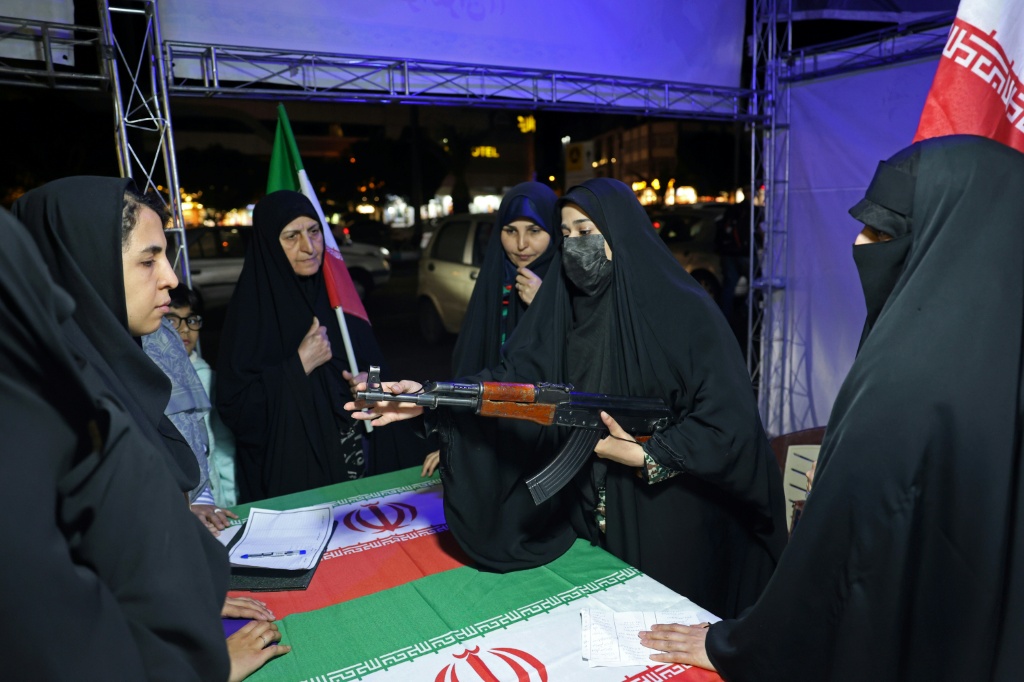 نساء يتعلمن كيفية استخدام بندقية في ورشة تدريبية في ساحة هفتم تير في طهران، في 17 أيار/مايو 2026 (ا ف ب)