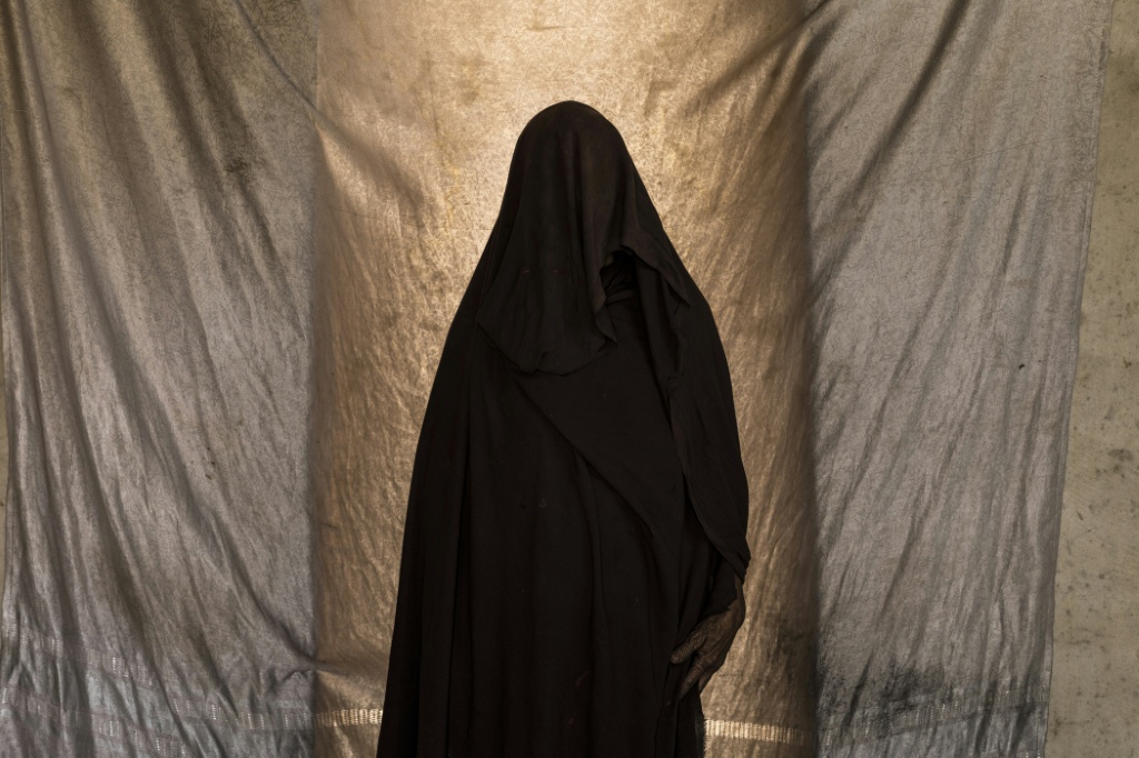 شريفة تقف لالتقاط صورة قرب الحدود بين موريتانيا ومالي، في منطقة الحوض الشرقي بموريتانيا، حيث لجأت بعد فرارها من أعمال العنف في مالي، في 28 نيسان/أبريل 2026 (ا ف ب)