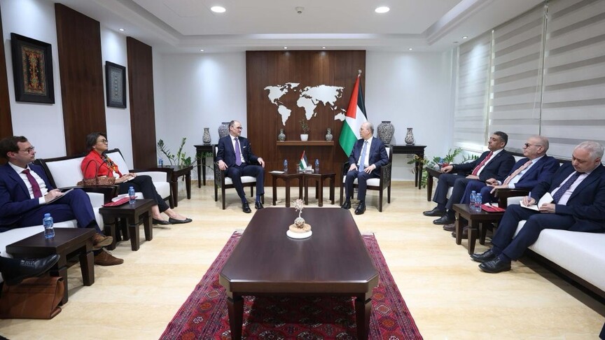رئيس الوزراء الفلسطيني يطلع وفدًا ألمانيًا على الأوضاع في الضفة وغزة (الأناضول)