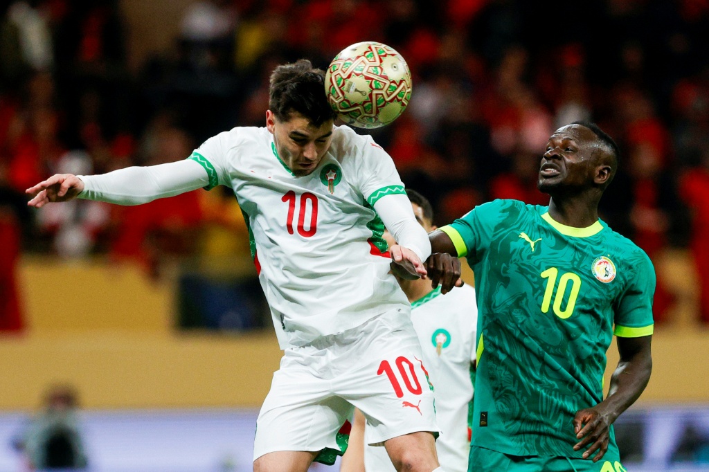 لقطة من نهائي كأس الأمم الإفريقية في كرة القدم تجمع المغربي إبراهيم دياس (يسار) والسنغالي ساديو مانيه. الرباط في 18 كانون الثاني/يناير 2026 (ا ف ب)