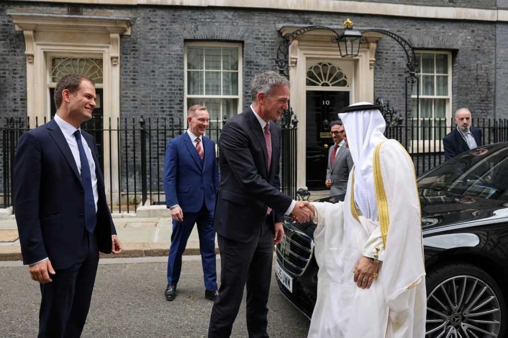 وزير التجارة البريطاني بيتر كايل مرحبا بالأمين العام لمجلس التعاون الخليجي جاسم محمد البديوي، في مقر الحكومة البريطانية في لندن في 20 أيار/مايو 2026 (ا ف ب)
