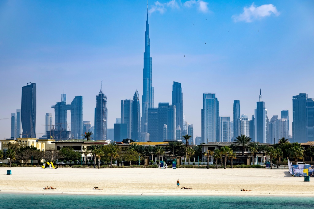 برج خليفة، أعلى مبنى بالعالم، يزين أفق مدينة دبي في 30 كانون الثاني/يناير 2025 (ا ف ب)