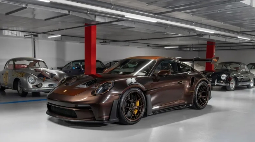 911 GT3 RS: حين تتحوّل سيارة السباق إلى قطعة شوكولاتة فاخرة (الرجل)