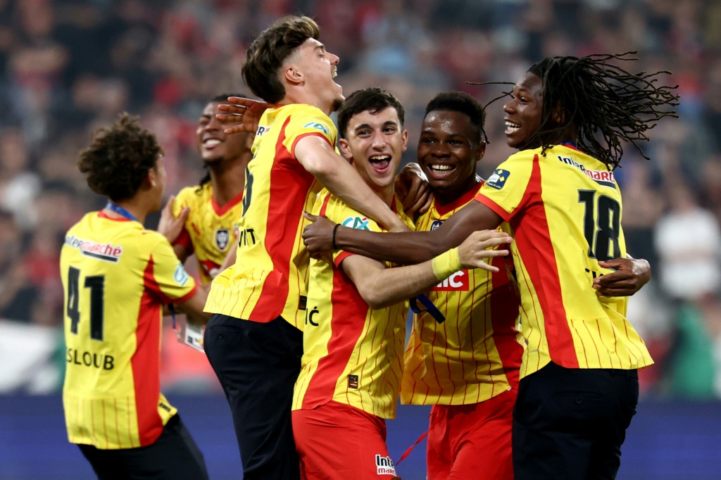 لاعبو لنس يحتفلون بلقب كأس فرنسا عقب الفوز على نيس 3-1 في المباراة النهائية على ملعب فرنسا في سان دوني بضواحي باريس في 22 أيار/مايو 2026 ( ا ف ب)