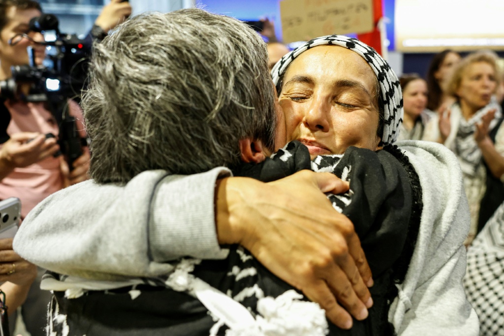 صورة مؤرخة في 22 أيار/مايو 2026 لناشطين فرنسيين بعد وصولهم إلى مطار شارل ديغول بعد ترحيلهم من تركيا (ا ف ب)