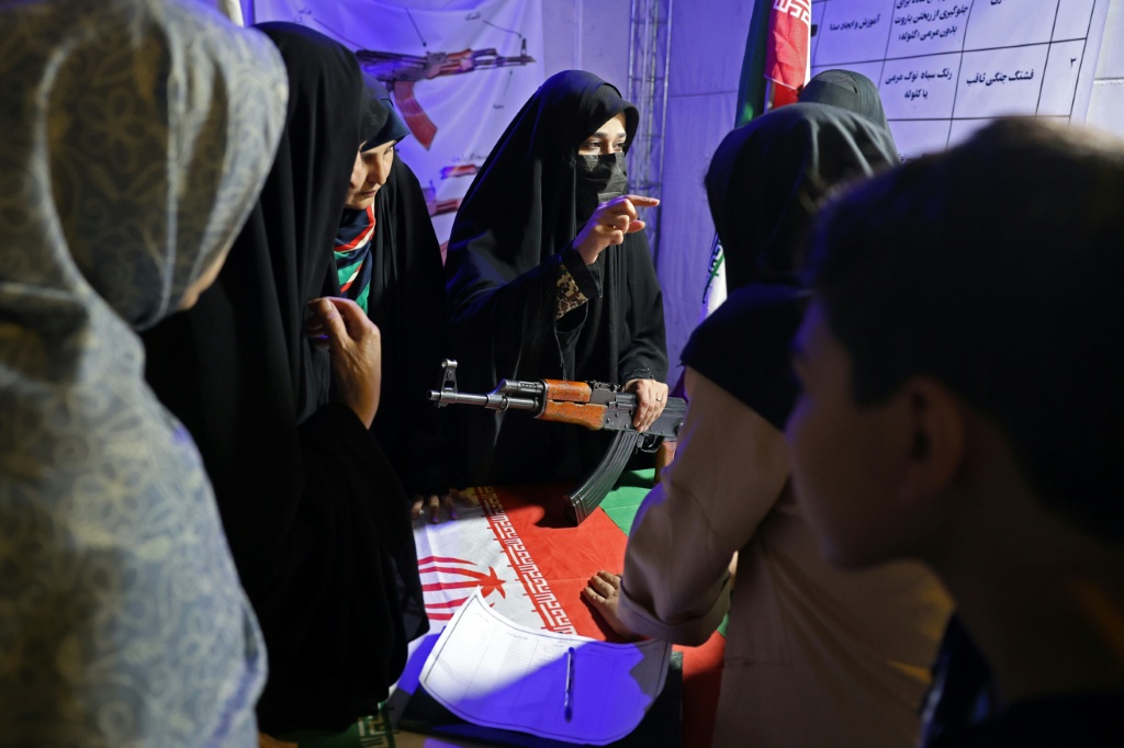 إيرانيات يتعلمن استخدام الأسلحة في طهران في 17 أيار/مايو 2026 (ا ف ب)