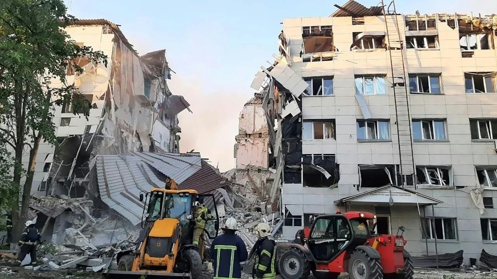 صورة نشرها الحاكم المعين من موسكو ليونيد باسيتشنيك في منطقة لوغانسك التي تحتلها روسيا في شرق أوكرانيا، وتظهر مباني متضررة تابعة لكلية ستاروبيلسك المهنية في 22 أيار/مايو 2026 ( ا ف ب)