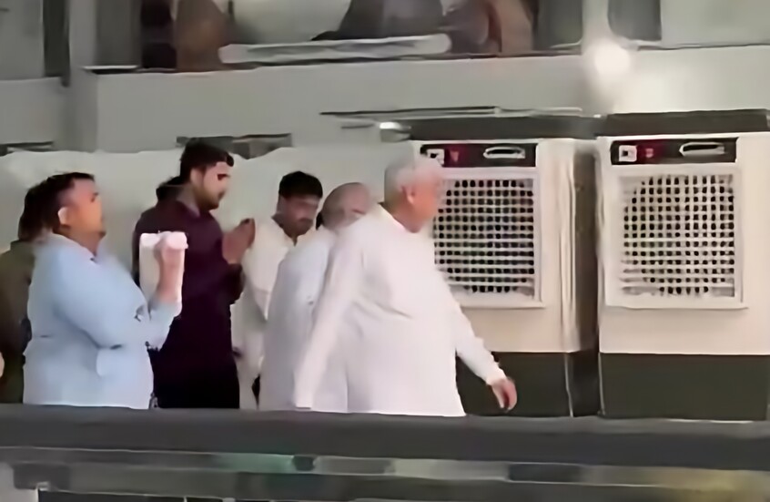 المُريد والمكيف المتنقل.. ضجة على السوشيال ميديا بعد فيديو لرجل دين هندي داخل معبد (متداول على مواقع التواصل الاجتماعي)