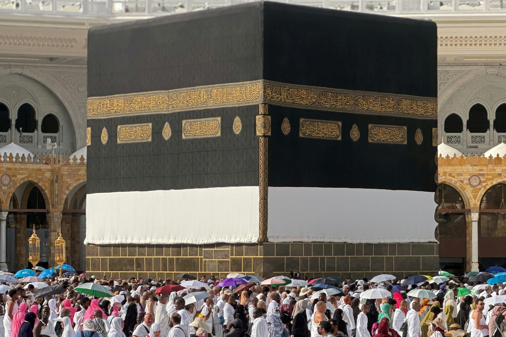 حجاج يؤدون الصلاة حول الكعبة في المسجد الحرام بمدينة مكة المكرمة في 22 أيار/مايو 2026 قبل انطلاق موسم الحج (ا ف ب)