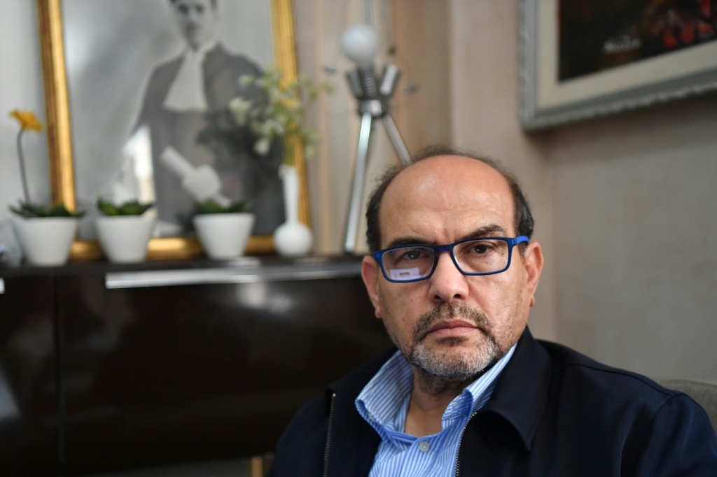 المحامي والعميد السابق للمحامين التونسيين شوقي الطبيب في مقر عمادة المحامين في تونس في 12 أيار/مايو 2024 (ا ف ب)