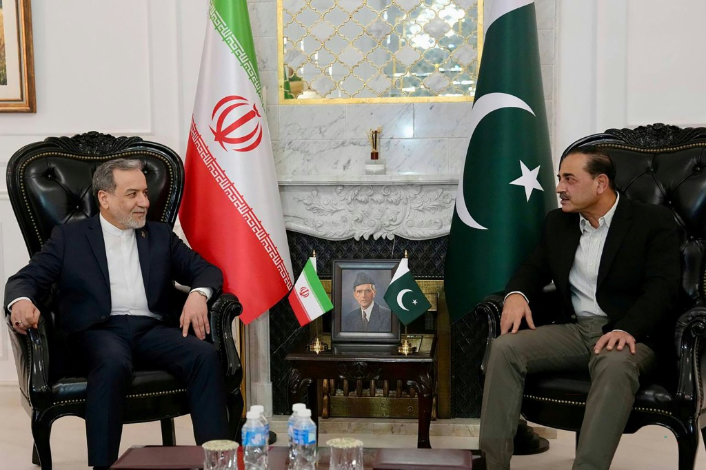 أبلغ قاليباف رئيس أركان الجيش الباكستاني أن إيران ستواصل الدفاع عن حقوقها عبر الدبلوماسية ( ا ف ب)