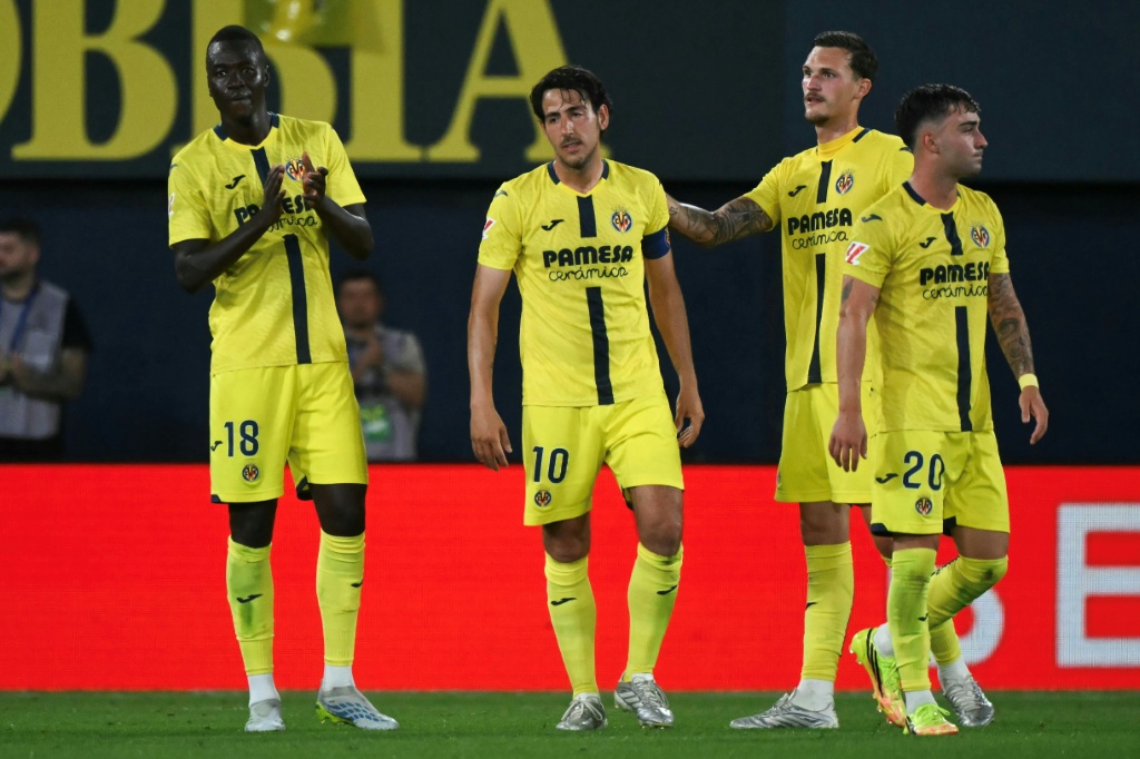 لاعب وسط فياريال دانيال باريخو (رقم 10) يغادر أرض الملعب في مباراته الأخيرة مع الفريق ضد أتلتيكو مدريد في الدوري الاسباني على ملعب لا سيراميكا في فياريال في 24 أيار/مايو 2026&nbsp; (ا ف ب)