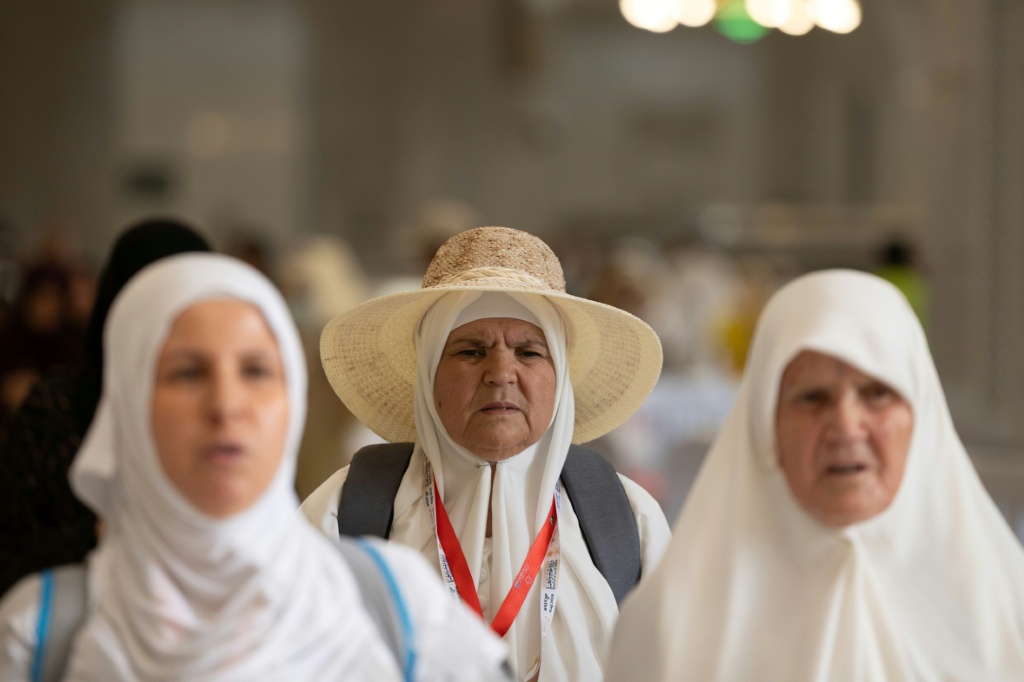 مسلمات يصلن إلى المسجد الحرام في مكة المكرمة في 23 أيار/مايو 2026، قبل انطلاق موسم الحج الاثنين ( ا ف ب)