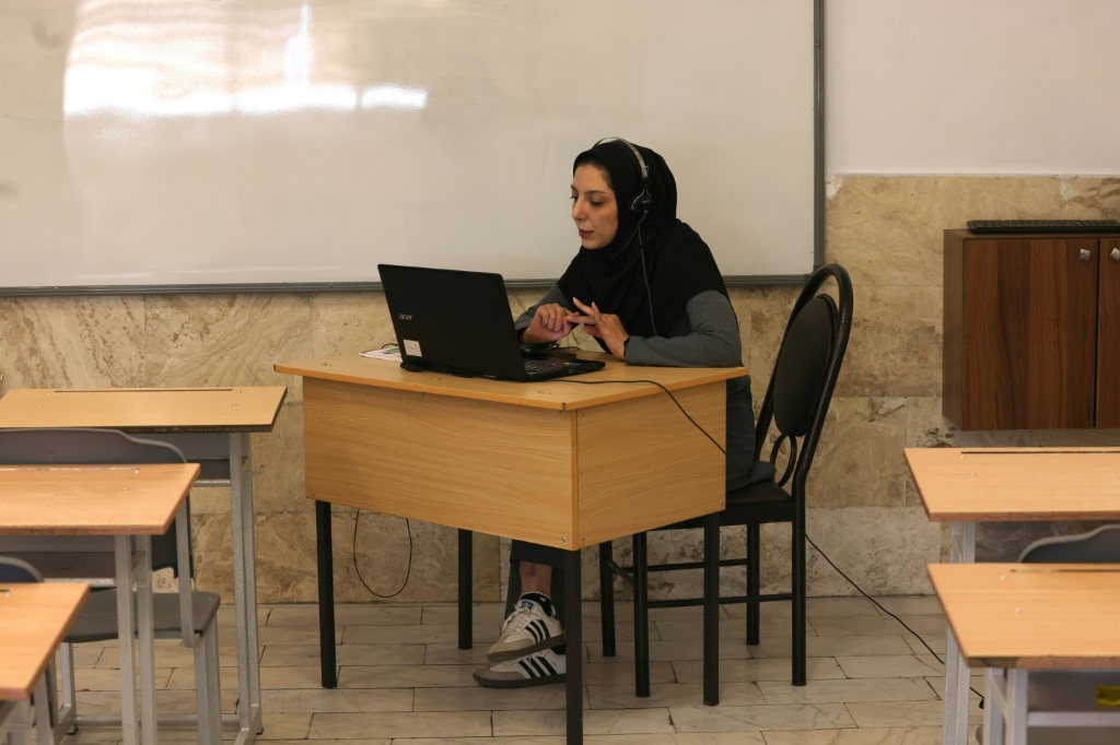 معلمة إيرانية تعطي درسا عن بعد لطلابها في مدرسة للبنات في طهران، في 11 أيار/مايو 2026 (ا ف ب)