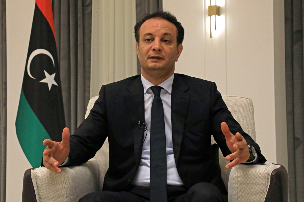 المدير العام لصندوق ليبيا للتنمية وإعادة الإعمار بلقاسم حفتر خلال مقابلة مع وكالة فرانس برس في مكتبه في بنغازي في 22 أيار/مايو 2026 (ا ف ب)