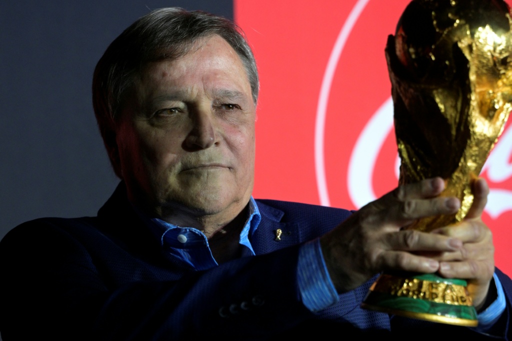 الارجنتيني دانيال بيرتوني بطل العالم لعام 1978 يحمل الكأس خلال جولة لها قبل مونديال 2022. إسيسا، ضواحي بوينوس أيرس، في 25 تشرين الأول/أكتوبر 2022 (ا ف ب)