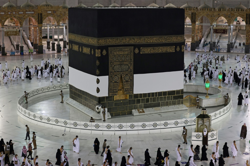 في الموسم الماضي، بلغ عدد الحجاج مليونا و673 ألفا و230 حاجا من الداخل والخارج، مقارنة بأكثر من مليون و833 ألف حاج في 2024 (ا ف ب)