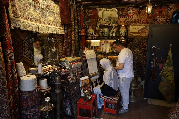 سجاد حلب اليدوي.. أنامل حرفيين تحفظ تراث الآباء والأجداد (الأناضول)