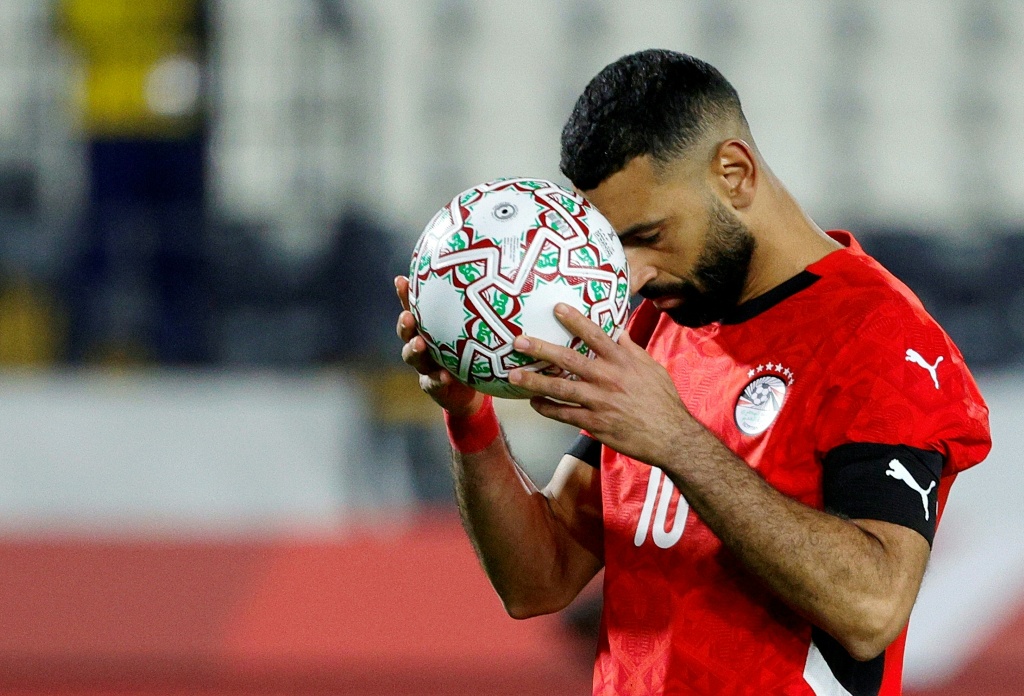 المصري محمد صلاح يتحضر لتنفيذ ركلة جزاء أمام نيجيريا في كأس الأمم الإفريقية لكرة القدم، الدار البيضاء، في 17 كانون الثاني/يناير 2026 (ا ف ب)