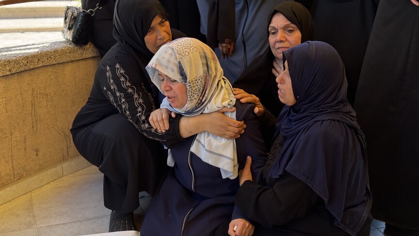فجر الاثنين، شن جيش الاحتلال الإسرائيلي عمليات نسف داخل المناطق التي يسيطر عليها في شمال وجنوب القطاع (الاناضول)