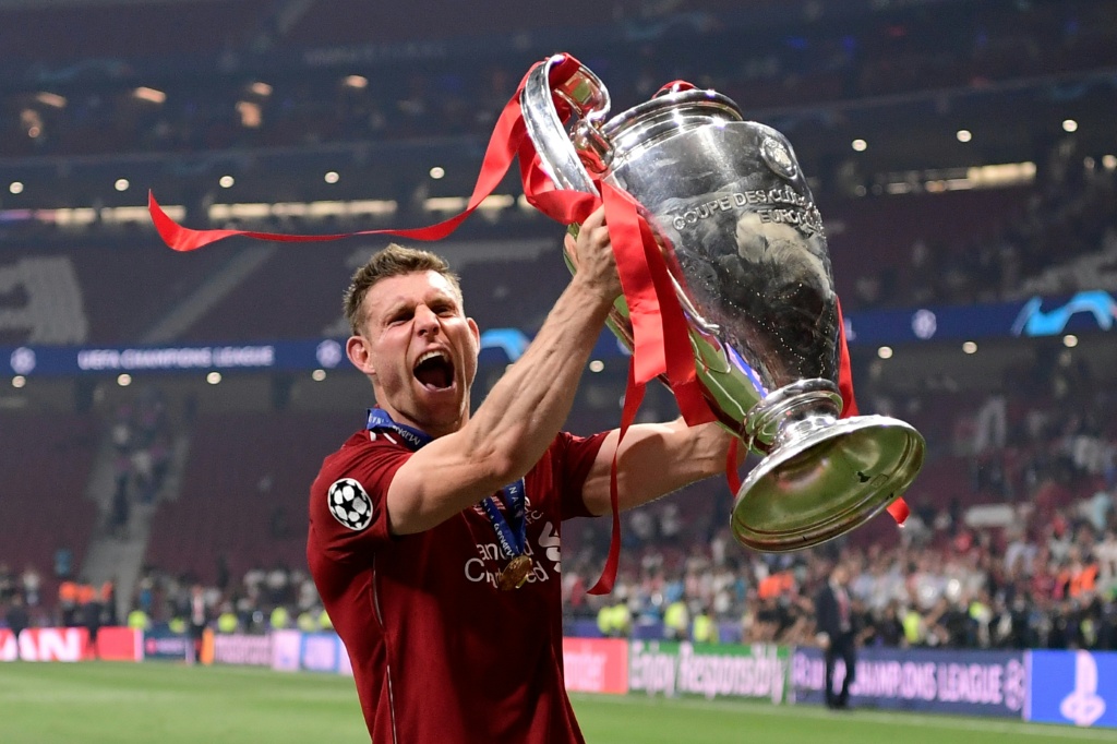 جيمس ميلنر يرفع كأس دوري أبطال أوروبا مع ليفربول بعد الفوز على توتنهام. مدريد في الأول من حزيران/يونيو 2019 (ا ف ب)