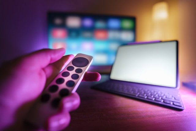 لماذا نميل إلى المتعة والترفيه ليلا؟ (أونسبلاش)