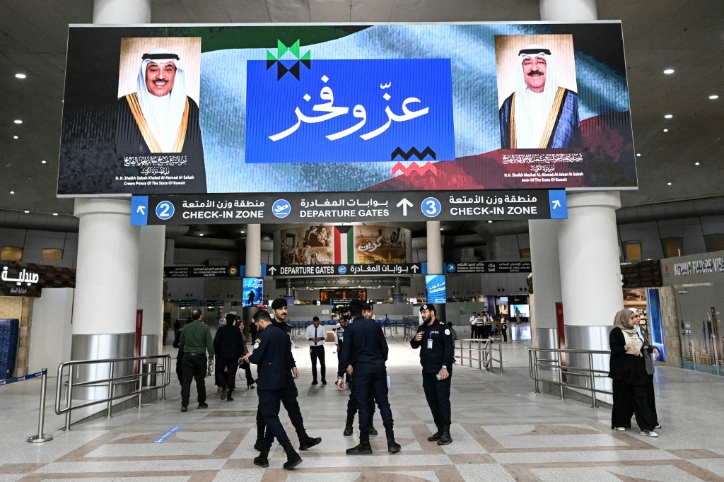 صور لأمير الكويت الشيخ مشعل الأحمد الجابر الصباح وولي العهد الكويتي الشيخ صباح الخالد الحمد الصباح في مطار الكويت الدولي بمدينة الكويت في الأول من حزيران/يونيو 2026 (ا ف ب)