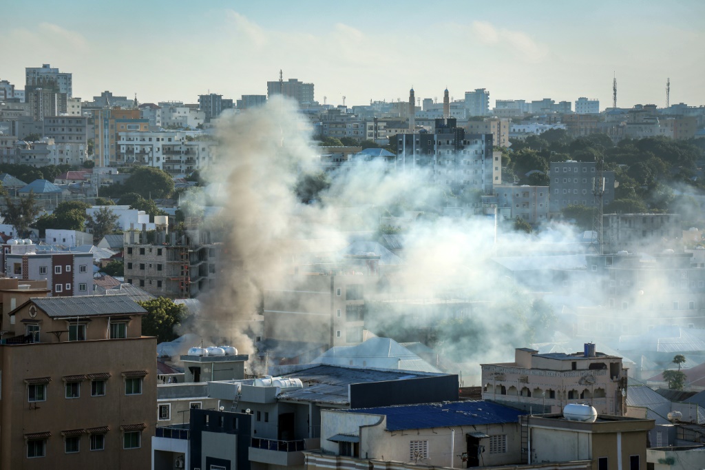 دخان فوق منطقة سكنية بعد الإبلاغ عن هجوم مسلح في حي هولوداغ في بالعاصمة الصومالية مقديشو في 4 حزيران/يونيو 2026 (ا ف ب)