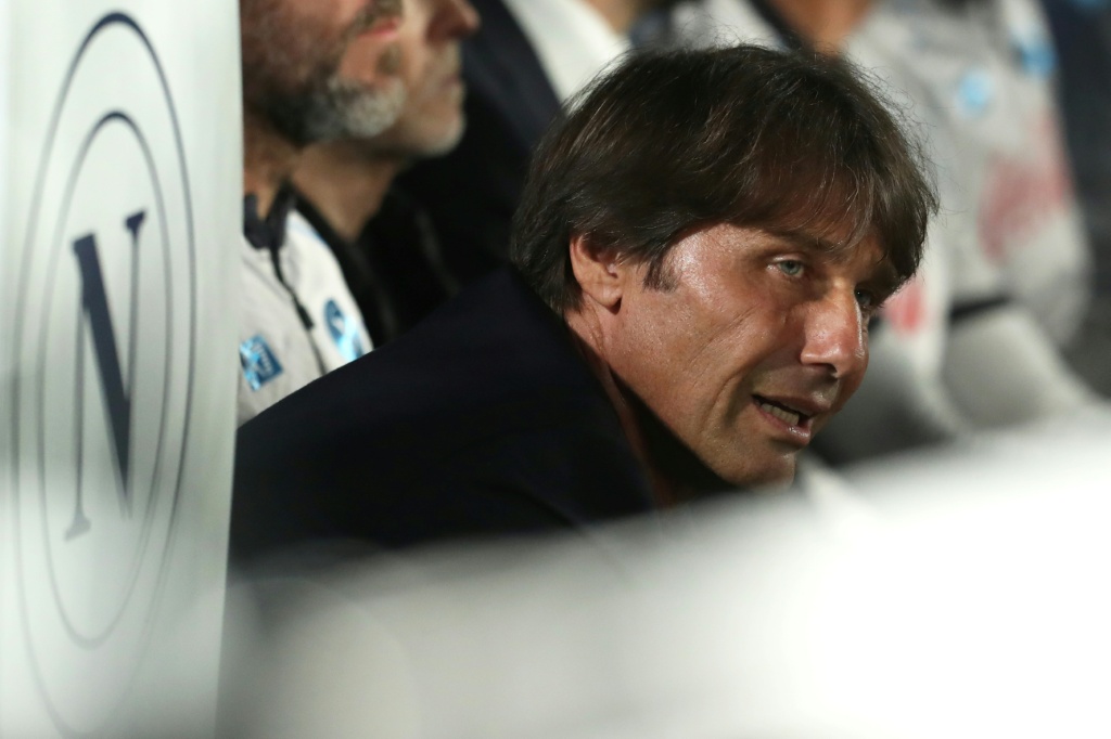 أنطونيو كونتي مدرب نابولي في مواجهة بولونيا ضمن الدوري الإيطالي لكرة القدم، على ملعب دييغو أرماندو مارادونا، في 11 أيار/مايو 2026 (ا ف ب)
