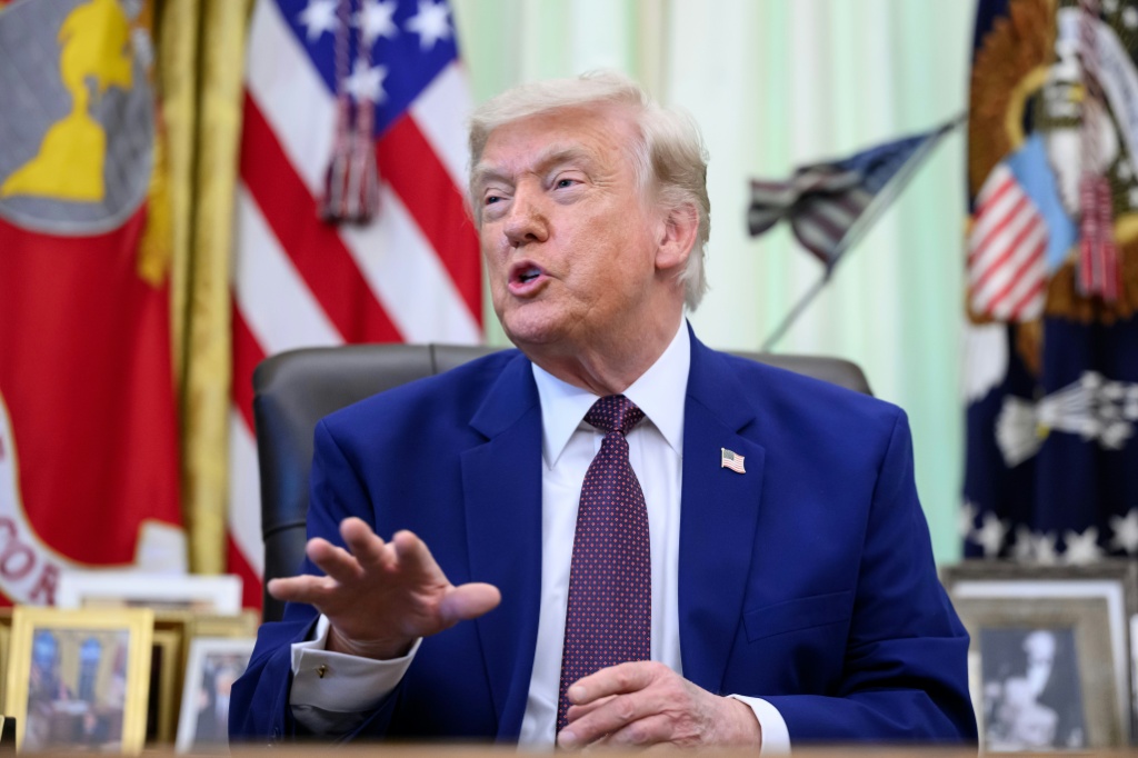 الرئيس الأميركي دونالد ترامب بعد توقيعه أوامر تنفيذية في المكتب البيضاوي في البيت الأبيض، في 3 حزيران/يونيو 2026 (ا ف ب)